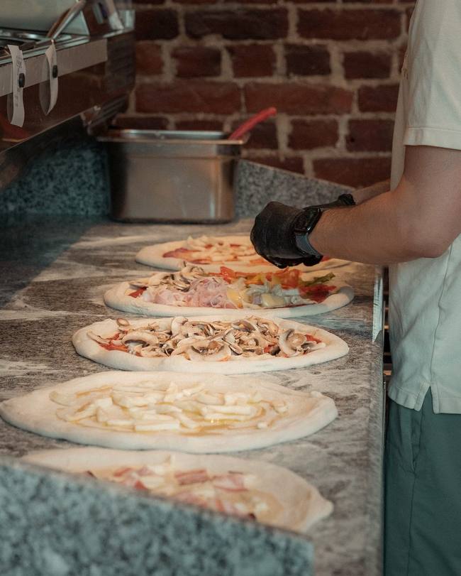 Pizzas prêtes à enfourner sur le plan de travail