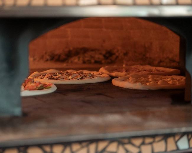 Pizzas dans le four napolitain de Pizz'Ath