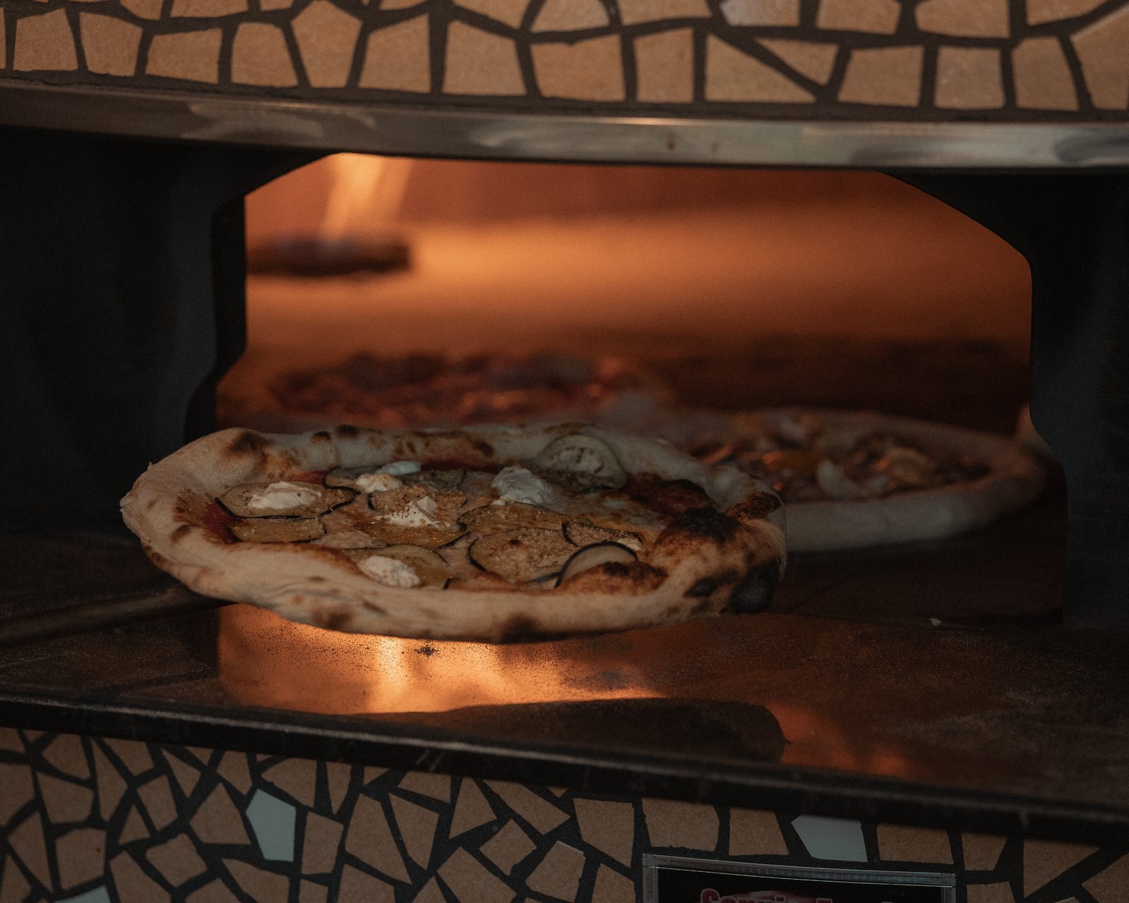 Pizza en cuisson dans le four napolitain de Pizz'Ath à Ath