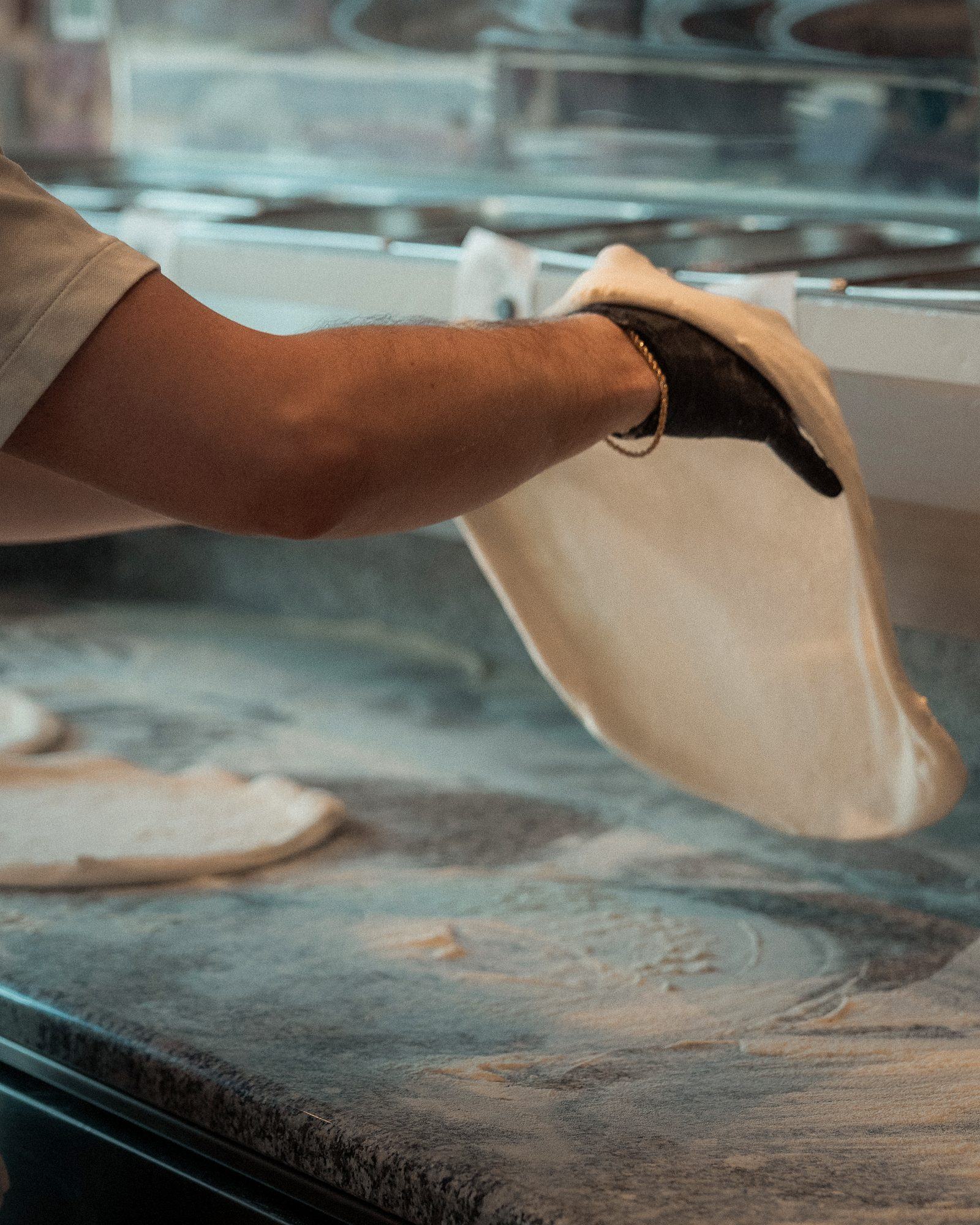 Pâte à pizza étirée à la main chez Pizz'Ath