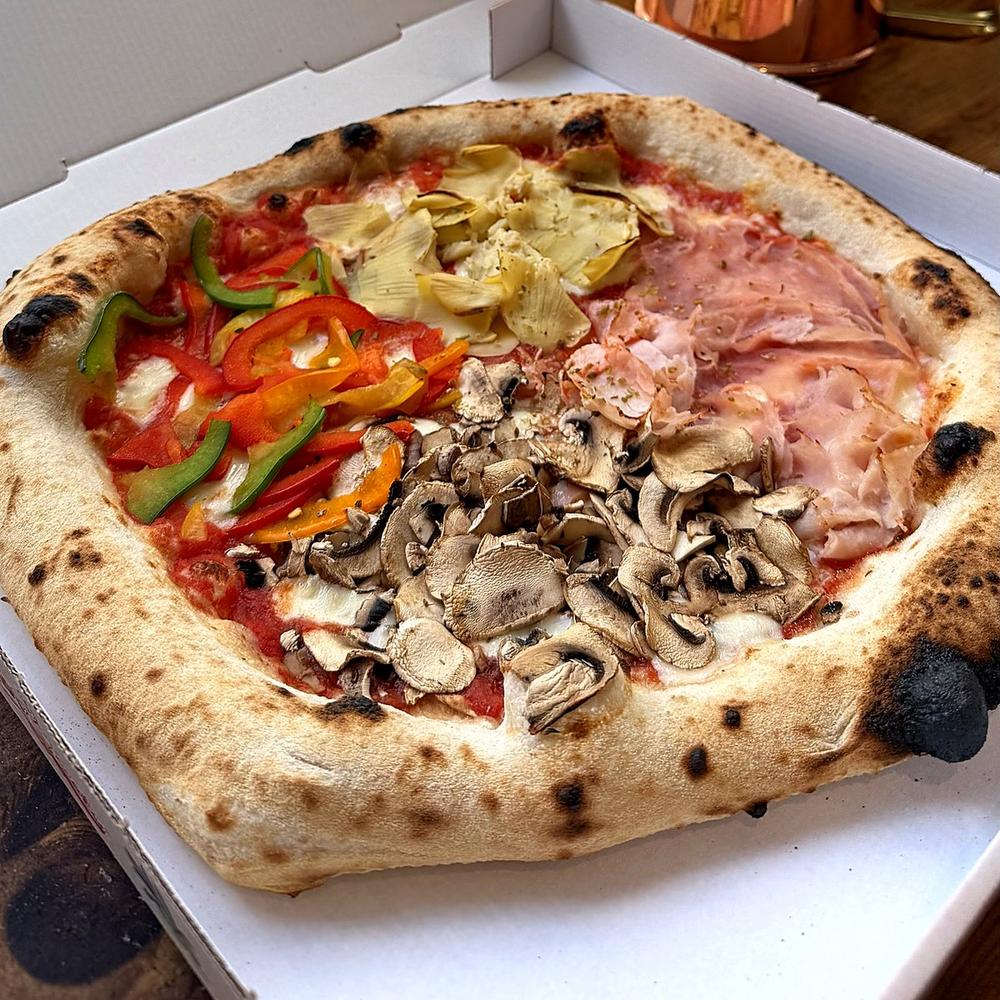 Pizza artisanale Pizz'Ath aux légumes, jambon et champignons